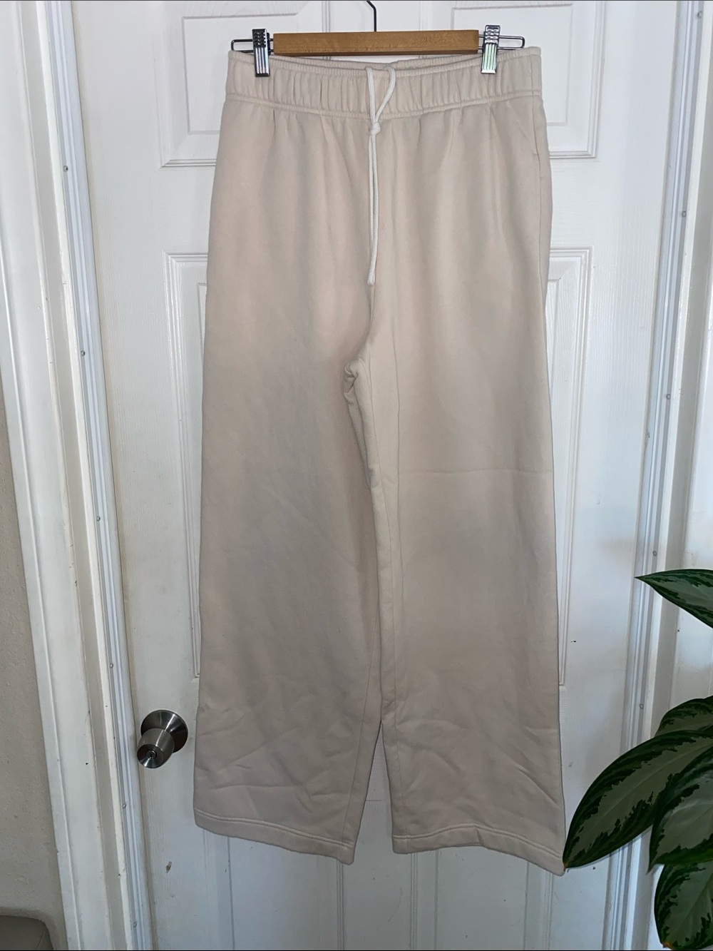 No Boundaries women’s Drawstring Sweatpants in Light Beige
